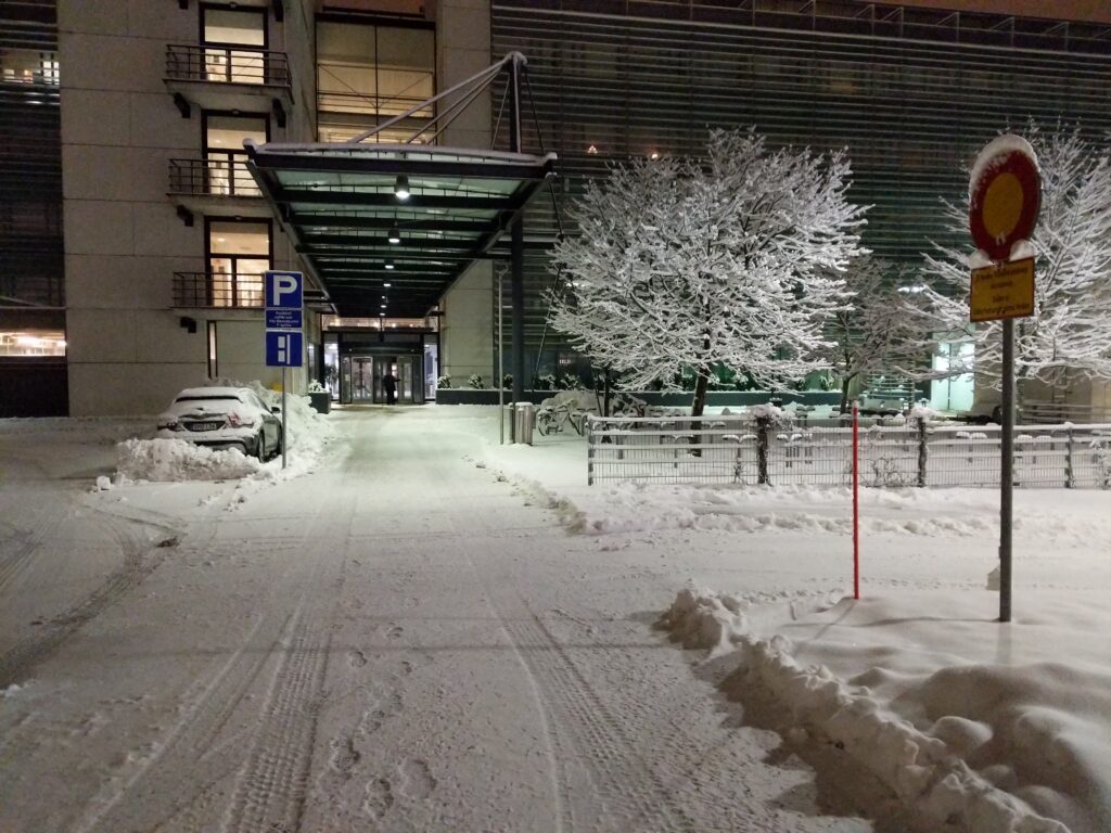 The main entrance of a university biomedical teaching and research building