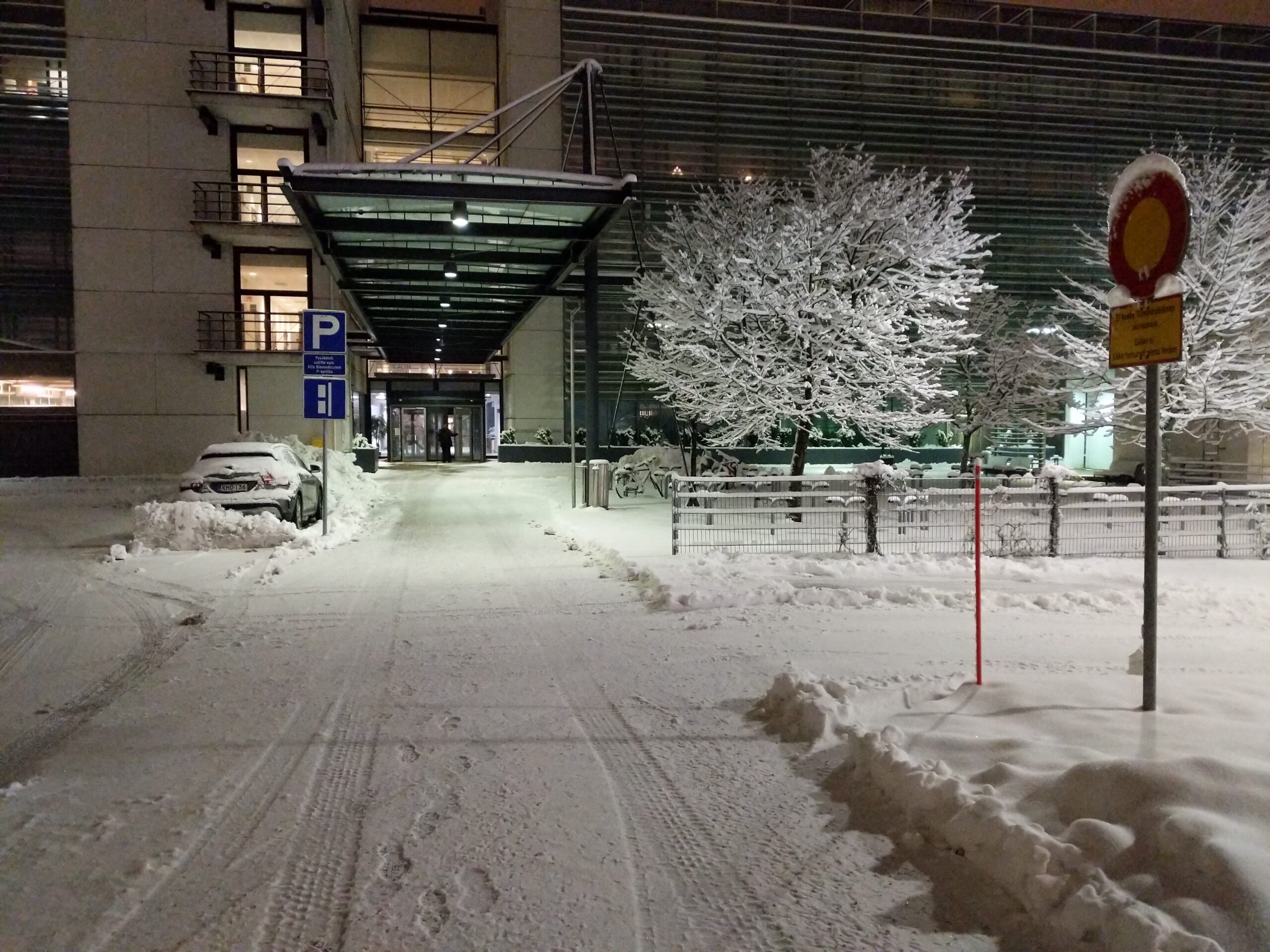 The main entrance of a university biomedical teaching and research building